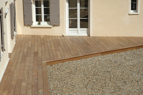 Aligner mes lames de terrasse en bois exotique avec des cales