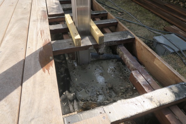 Pergola bioclimatique scellement poteaux
