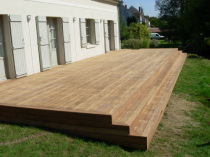 Poser une terrasse en bois FSC avec  marches d'escaliers incorporées