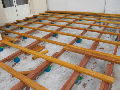 Créer une double structure avec des lambourdes bois pour ma terrasse