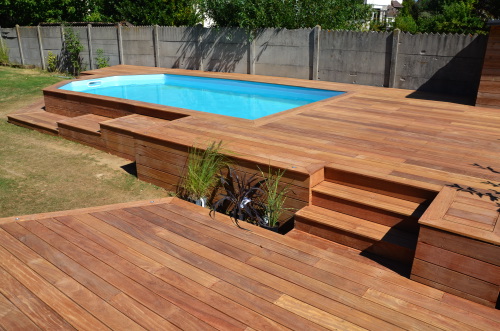 Intégrer des plantes dans ma terrasse en cumaru