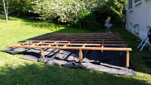 Terrasse en padouk dans le jardin