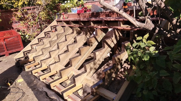 construction escalier extérieur en bois