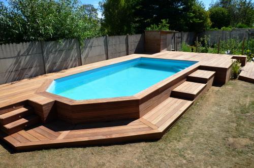 Terrasse en cumaru avec marches pour piscine hors sol