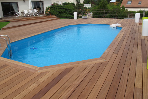 Piscine avec terrasse bois sans vis apparentes