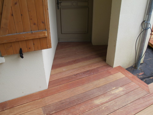 Poser une terrasse en bois sur sol béton avec cales