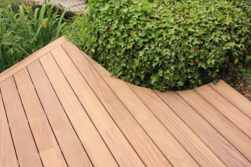 Terrasse en bois de charme sur un tang