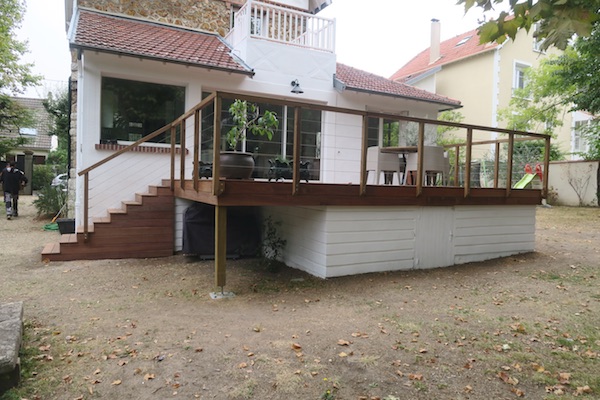 Terrasse en bois suspendue