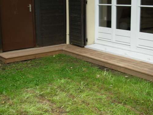 Faire une terrasse en bois exotique étroite pour ma maison