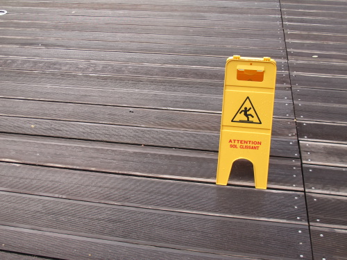 Terrasse en Bois avec bandes antidrapantes