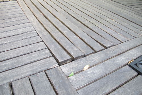 terrasse avec grands caillebotis