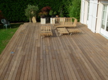 Grandes lames de bois exotique pour ma terrasse sur plot beton