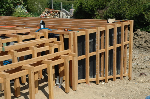 Coffrer le local technique de ma piscine en lattes de bois exotiques