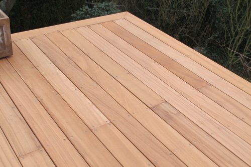 Faire les finitions de ma terrasse en bois Afzélia