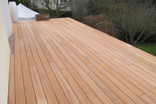 Faire une terrasse en bois exotique sur pilotis