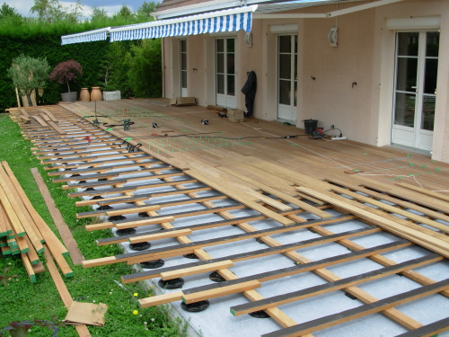 Structure croise en lambourdes pour une terrasse en teck