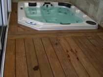 Construire une terrasse en bois exotique tanche autour de mon jacuzzi