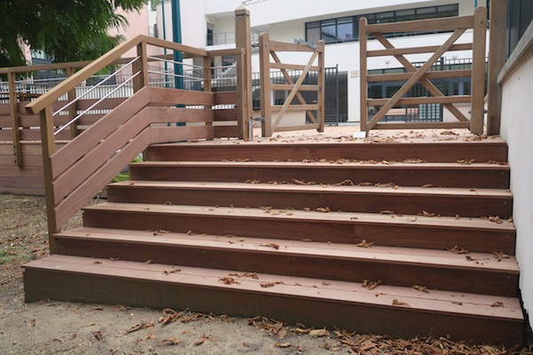 platelage cumaru cour d'école escalier