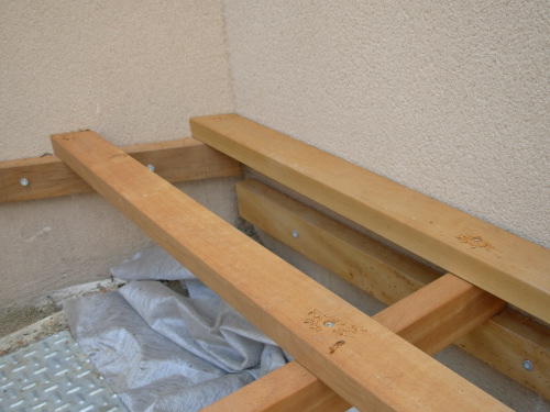 Fixation murale d'une double structure de terrasse en bois