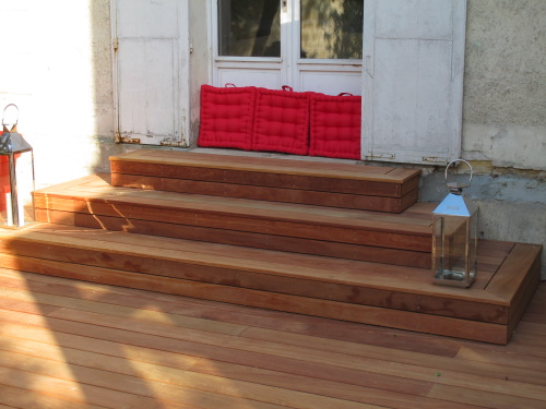 Escaliers Haquette - Escalier droit extérieur avec plateforme pour  terrasse. Ossature métallique, bois iroko. Poteaux et câbles inox avec sous  bassement verre stadip.