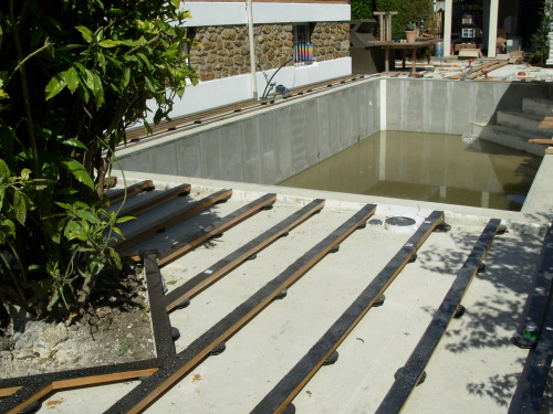 Faire une structure sur chape béton autour de ma piscine