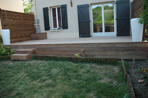 Finition verticale, comme un bardage, pour terrasse en hauteur et escalier