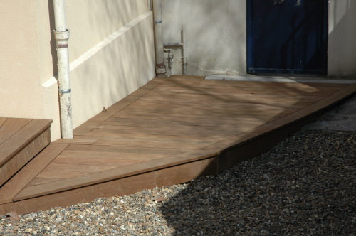 Terrasse en bois  l'entre d'une maison avec marches, lames de finition et lames de rive