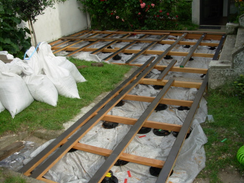 Double structure de terrasse protge par de la bande bitumineuse 