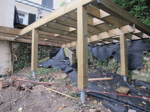 Terrasse sur pilotis avec grandes vis de fondation (pas de plot béton