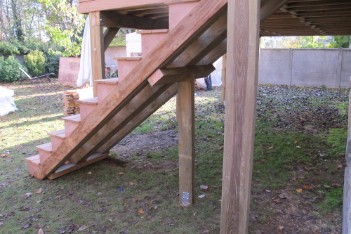 Monter une terrasse en bois sur poteaux avec escalier