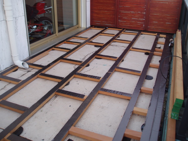 Structure de terrasse en ip pose sur une tanchit