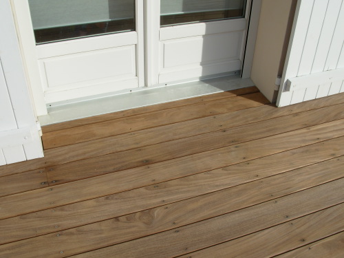 Finition de seuil de porte fentre sur terrasse en afrormosia 