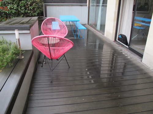 Terrasse en bois composite gondolée