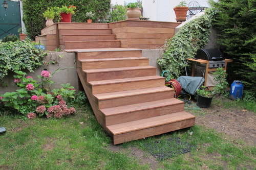 Réaliser un grand escalier en bois exotique pour ma terrasse