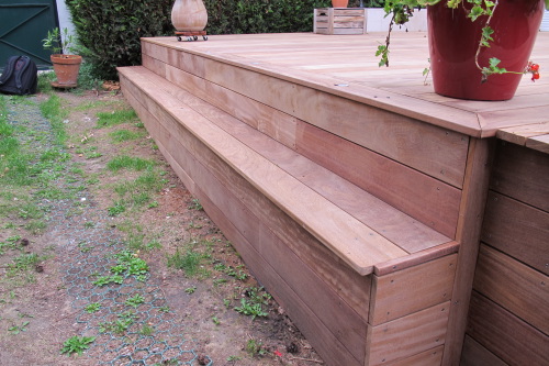 Faire une terrasse avec marches en bois exotique
