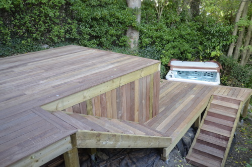 Poser une terrasse en bois exotique sur pilotis avec grade fou en bois