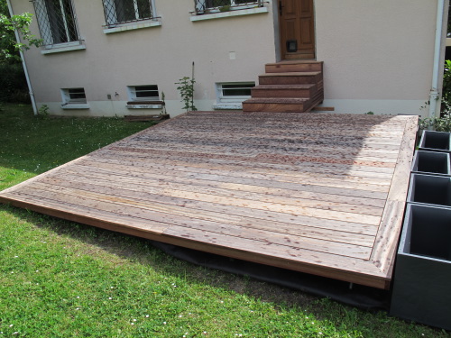 Terrasse en padouk dans le jardin