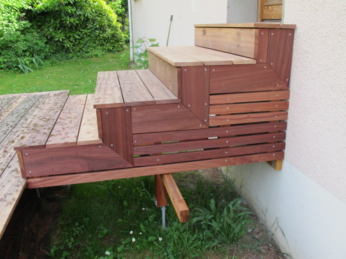 Terrasse en padouk dans le jardin