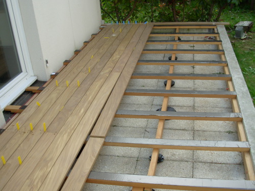 Structure de terrasse en afrormosia sur dalles gravillonnes