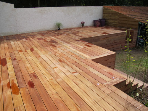 Construire terrasse en Cumaru sur jardin avec escalier en bois