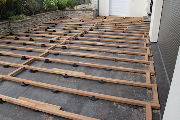 Terrasse sur étanchéité avec faible hauteur de réserve