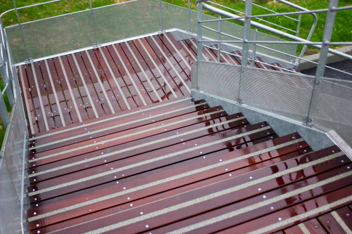 Escalier bois avec lames antiglissantes