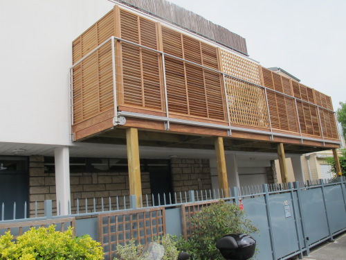 construire une terrasse en bois sur pilotis avec garde corps inox