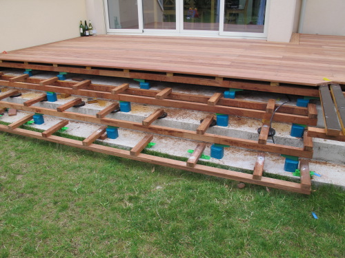 Réaliser la structure d'un escalier avec solives bois et cales