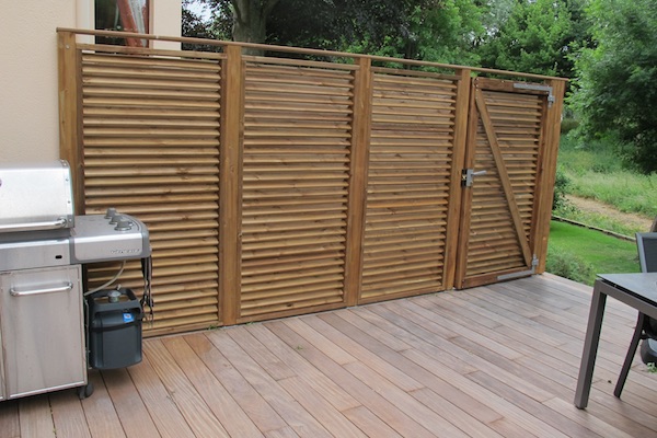 Création de terrasse bois avec claustra brise vue à Gujan-Mestras - Travaux  d'aménagement extérieur en Gironde - Bardo Paysage