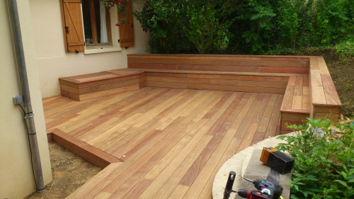 Réaliser un banc intégré à ma terrasse en bois FSC