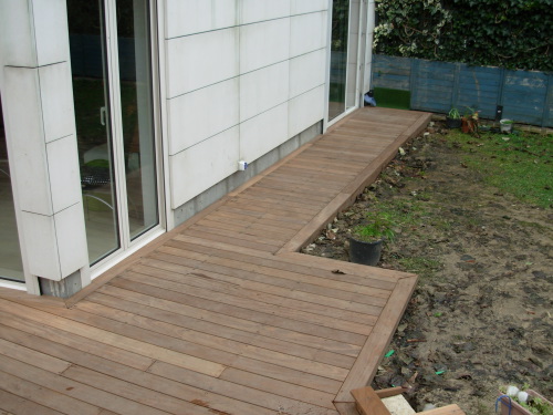 Construire une terrasse bois autour de ma maison