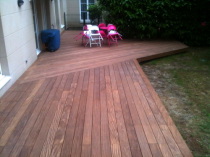 Monter une terrasse en bois exotique sur terrain naturel