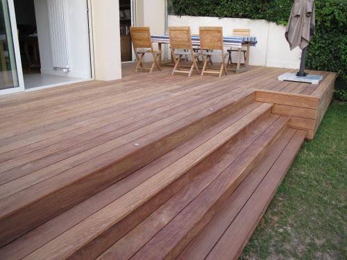 Faire les finitions de ma terrasse en bois exotique avec escalier