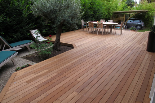 Grande terrasse avec platelage en lames de bois exotique